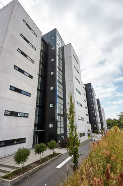 Aluminiumprofile verbinden Betonkarrees miteinander, Svanelundsbakken 16–22, 9800 Hjørring, Dänemark